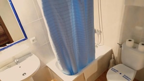 A bathroom with a sink, bathtub, and toilet. - Bellido (Montilla)