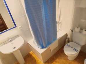 A bathroom with a sink, bathtub, and toilet. - Bellido (Montilla)