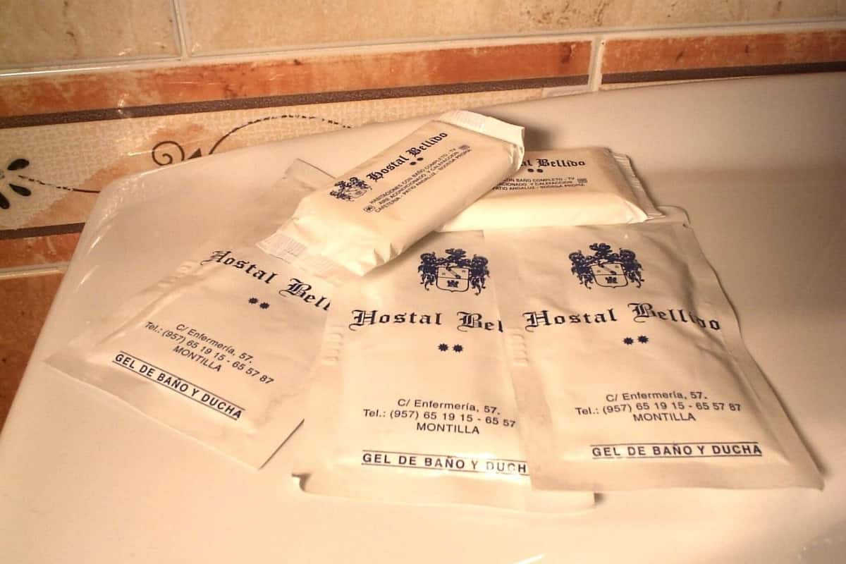 Quatre paquets étiquetés « Hostal Bellido », indiquant les coordonnées et portant la mention « Gel de Bano y Duch ».