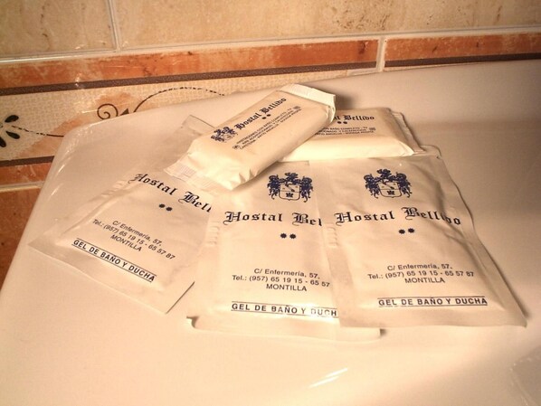 Four packages labeled 'Hostal Bellido' with contact information and 'Gel de Bano y Duch' text. - Bellido (Montilla)