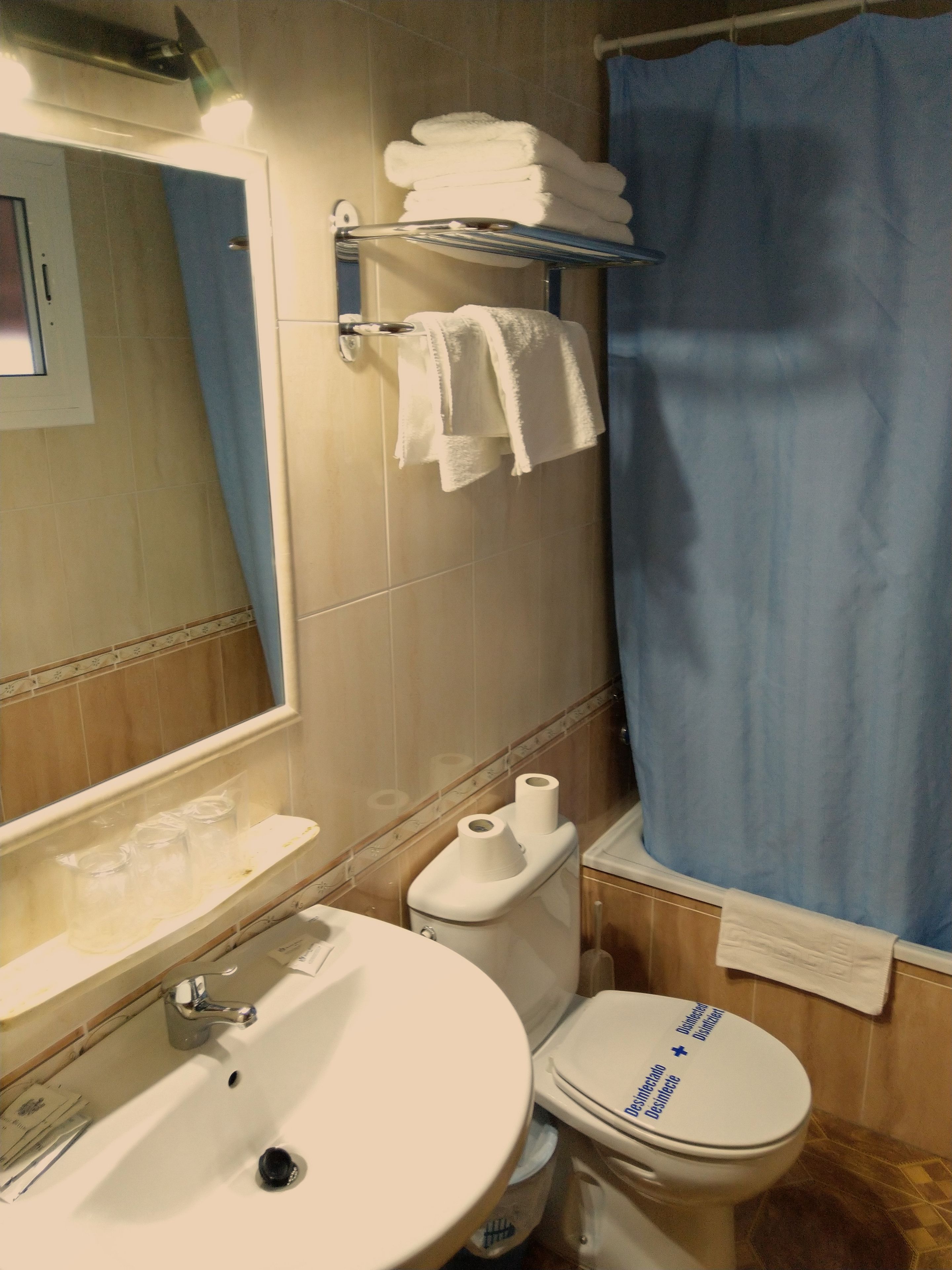 Dybe badekar, gratis toiletartikler, bidet, håndklæder