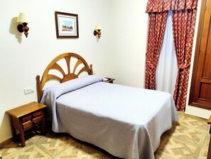Desk, blackout drapes, soundproofing, free WiFi - Hostal Bellido (Montilla)