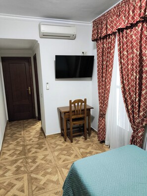 Double Room Single Use | Desk, blackout drapes, soundproofing, free WiFi - Hostal Bellido (Montilla)