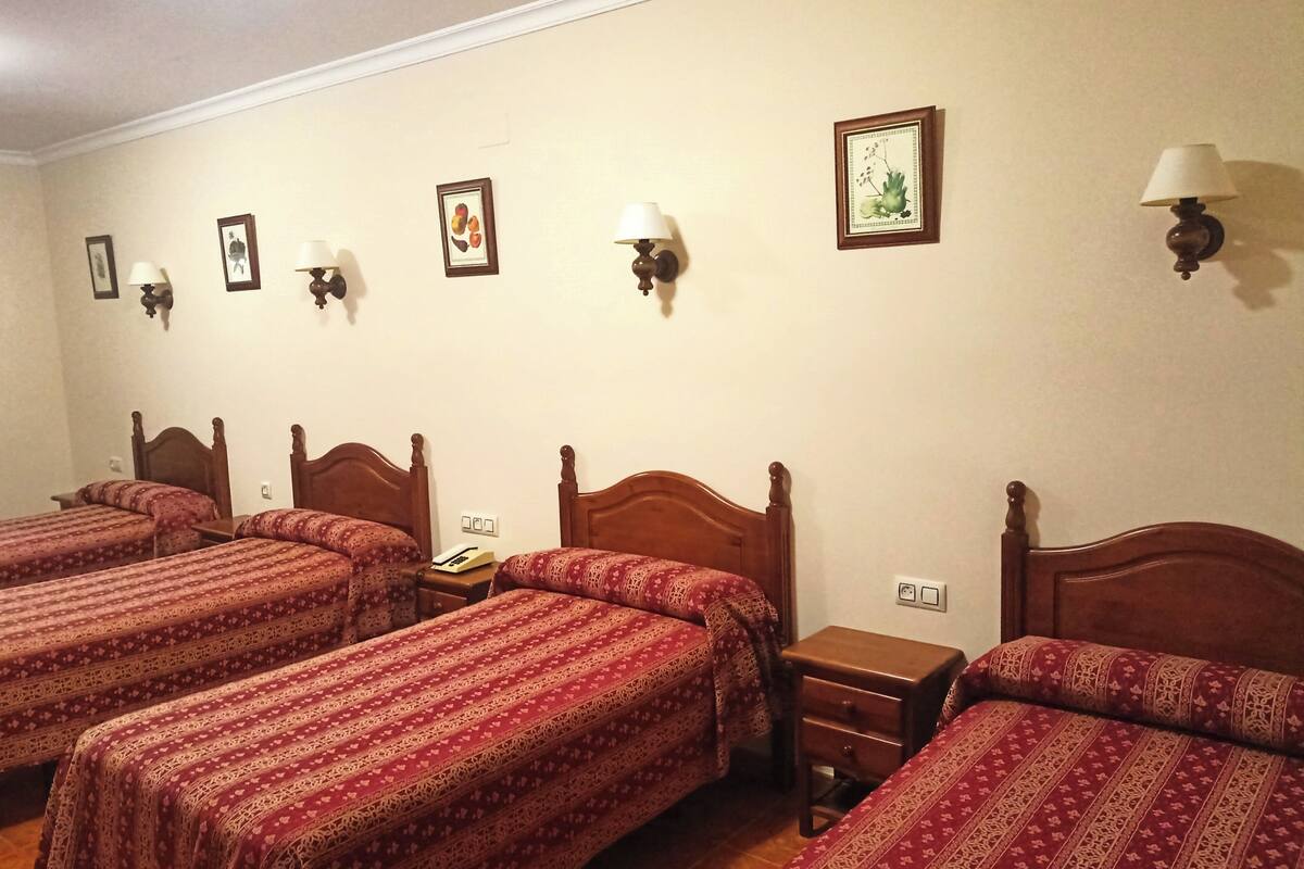 Escritorio, cortinas blackout, insonorización y wifi gratis