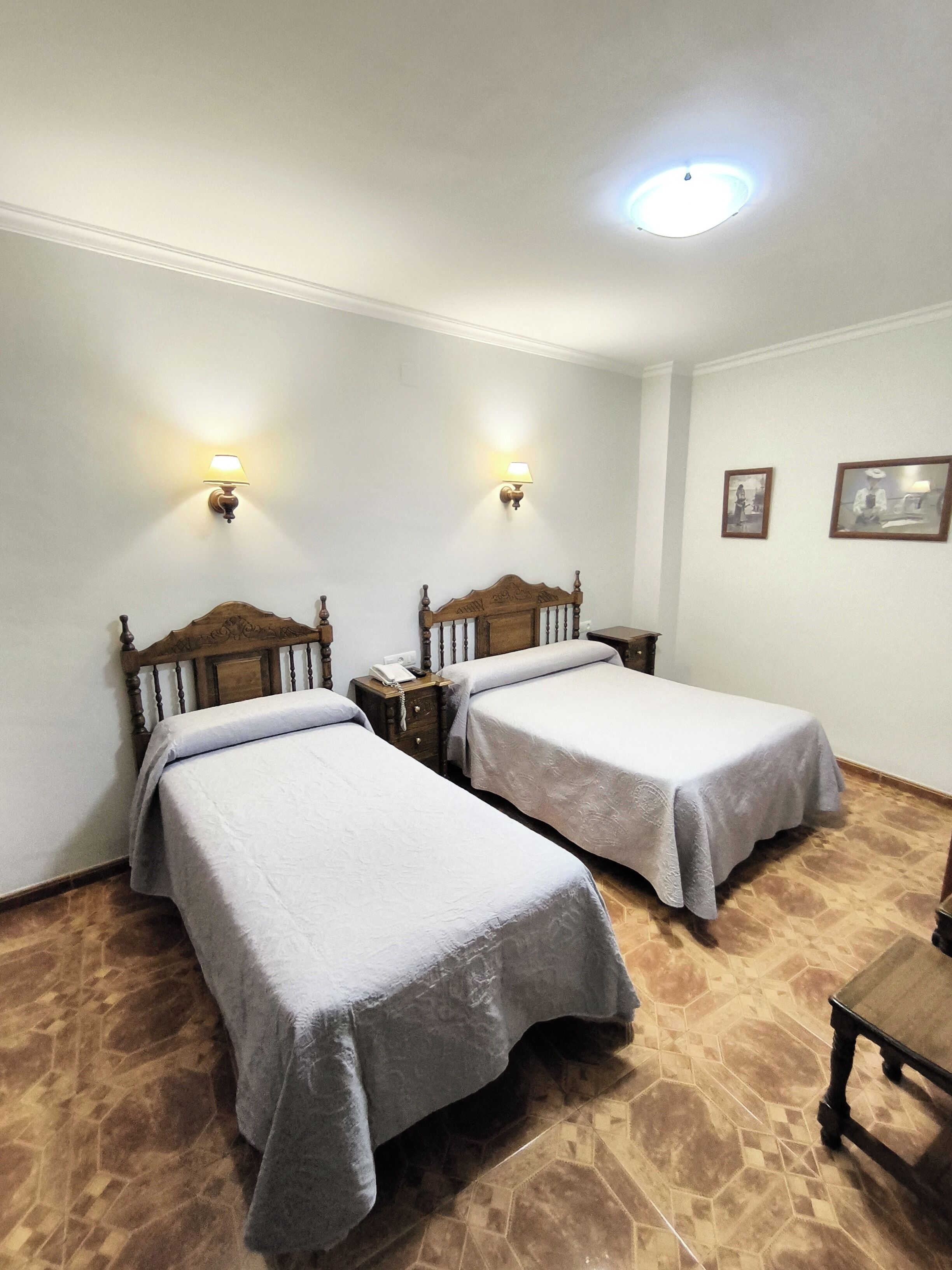 Escritorio, cortinas blackout, sistema de insonorización y wifi gratis 