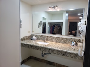 Deluxe Quadruple Room | Bathroom | Shower, hair dryer, towels - Hotel La Villa de Zaragoza (Tijuana)