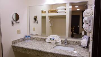 Deluxe villa, 1 kingsize bed | Badkamer | Een douche, een haardroger, handdoeken