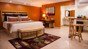 Une chambre d’hôtel équipée d’un lit, d’un bureau, d’une chaise et d’une petite kitchenette.