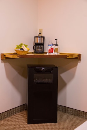 Deluxe Villa, 1 King Bed | Desk, iron/ironing board, free wired internet, bed sheets - Hotel La Villa de Zaragoza (Tijuana)