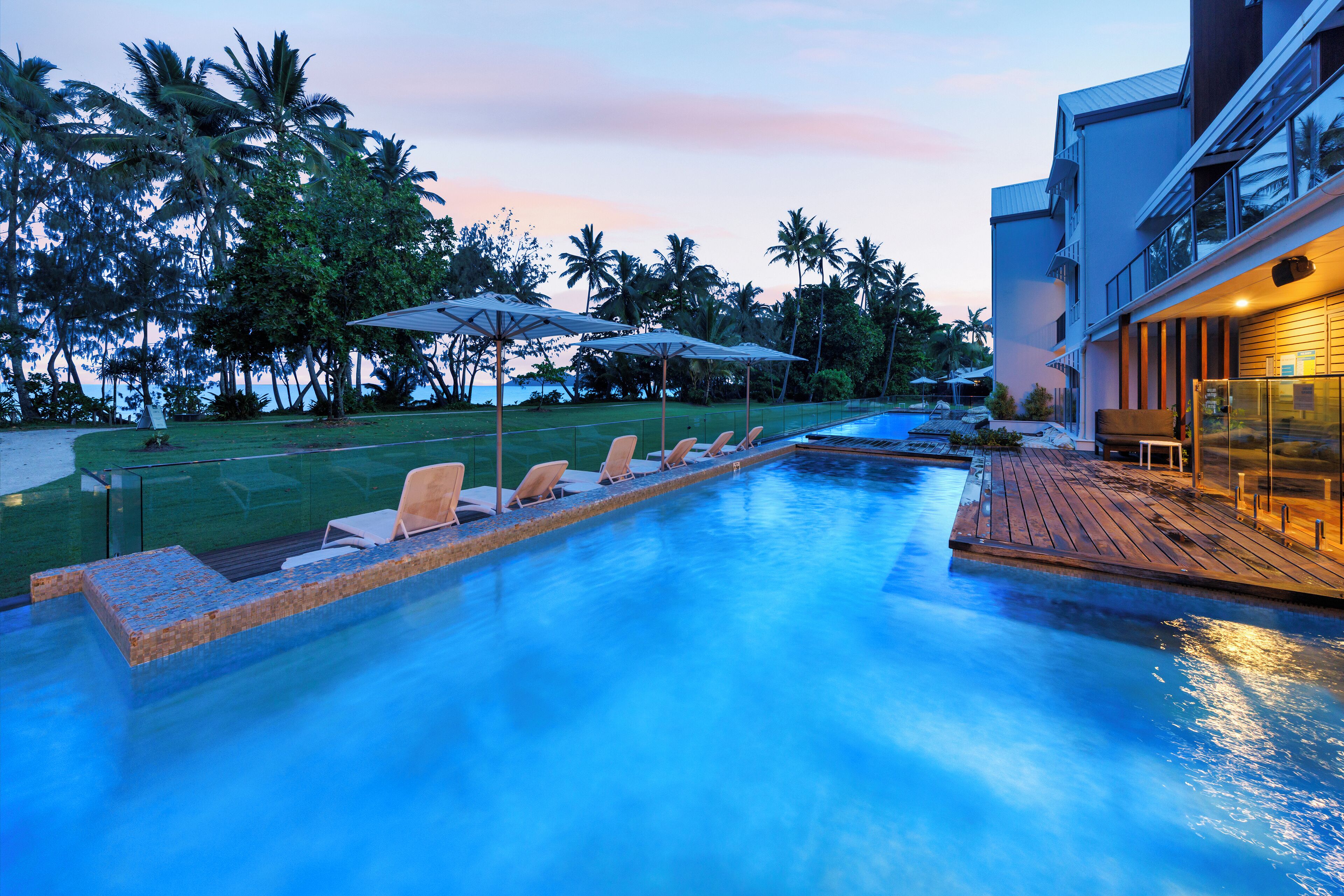 2 座室外游泳池，提供泳池遮陽傘和日光浴躺椅