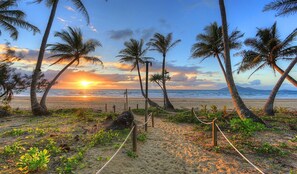 På stranden, vit sandstrand, solstolar och parasoller