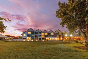 Fachada de la propiedad por la tarde o noche