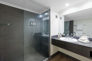 Estúdio luxo, vista para o oceano | Roupas de cama premium, espaço de trabalho para notebook