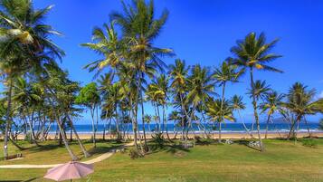 Beach nearby, white sand, sun-loungers, beach umbrellas