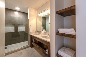 Master Suite California King , only adults | Salle de bain | Douche, articles de toilette (gratuits), séchoir à cheveux