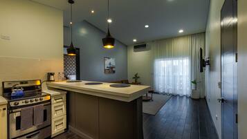 Master Suite California King , only adults | Cocina básica privada | Cafetera o tetera