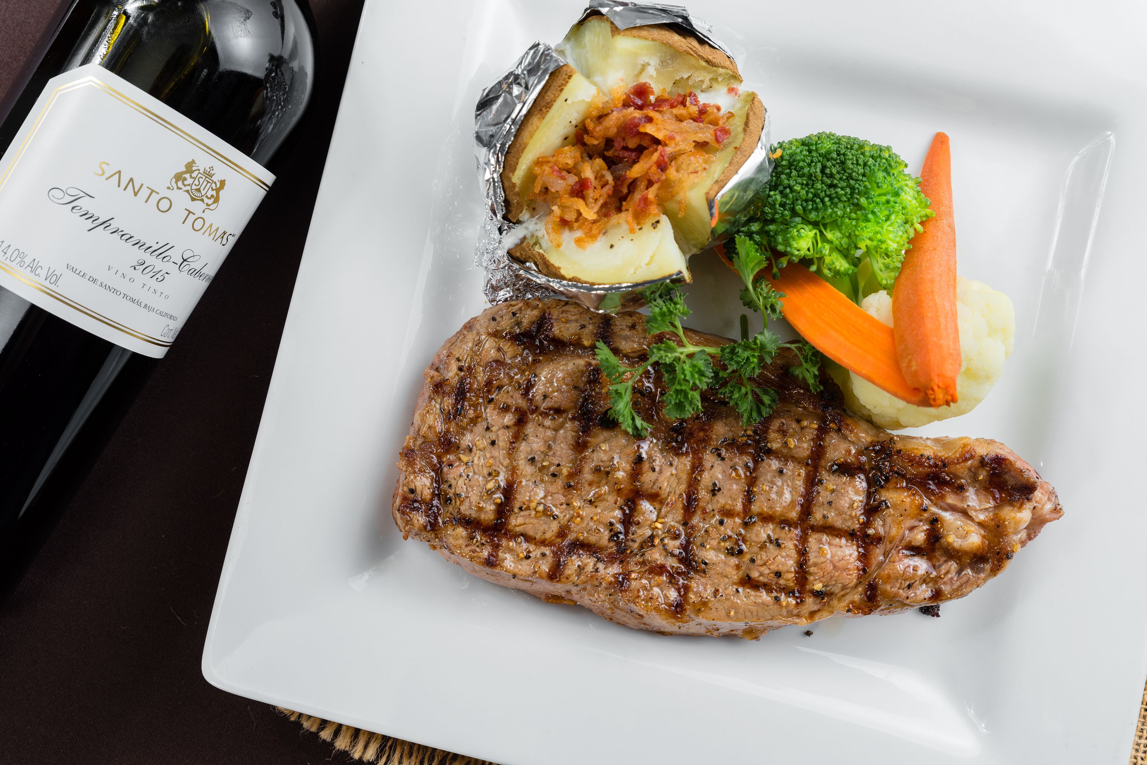 Breakfast, lunch, dinner served; international cuisine 