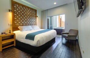 Master Suite California King , only adults | 客房内保险箱、遮光窗帘、熨斗/熨衣板、免费 WiFi
