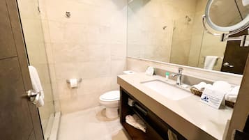 Ein modernes Badezimmer mit Toilette, Waschbecken und Dusche.