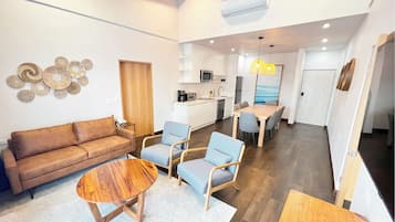 Suite junior | Área de sala de estar | Smart TV de 50 pulgadas con canales por cable y televisión