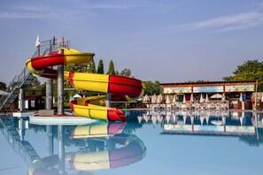 Una piscina cubierta, 3 piscinas al aire libre, sombrillas, tumbonas