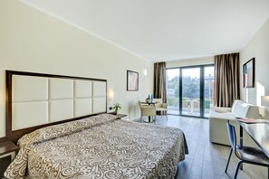 ミニバー、セーフティボックス (室内)、デスク、遮光カーテン