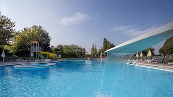 Een binnenzwembad, 3 buitenzwembaden, parasols voor strand/zwembad