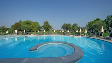 Innenpool, 3 Außenpools, Sonnenschirme, Liegestühle