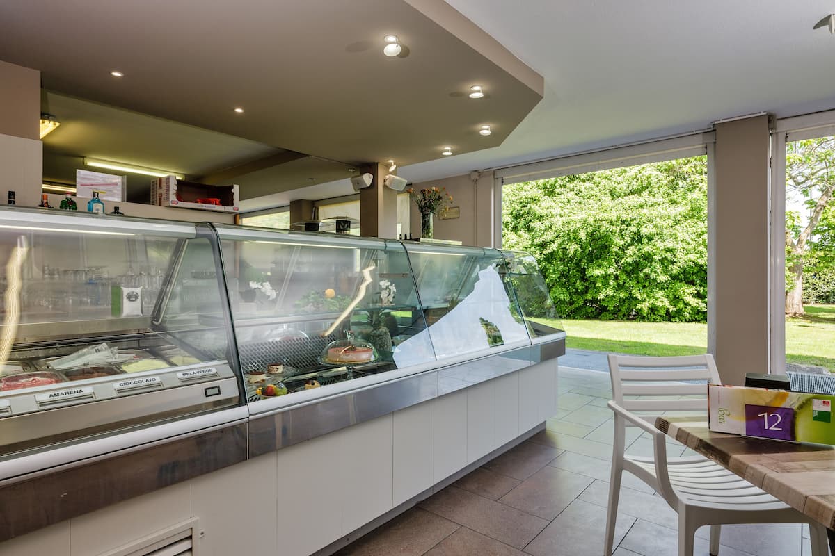 2 restaurants, breakfast, lunch, dinner served; italian cuisine