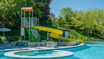 Una piscina techada, 3 piscinas al aire libre, sombrillas