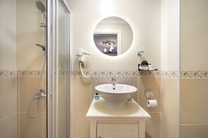 Buồng tắm vòi sen, đồ dùng nhà tắm miễn phí, máy sấy tóc 
