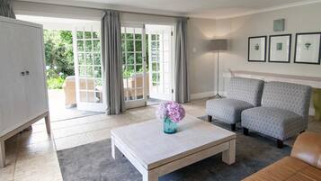 Roupas de cama premium, frigobar (abastecido com alguns itens grátis)