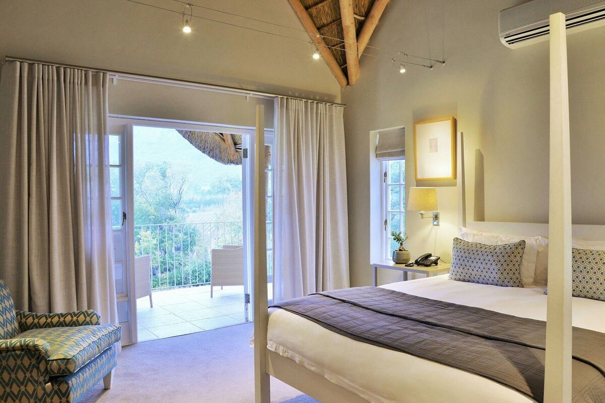 Premium bedding, minibar (some free items), in-room safe, desk