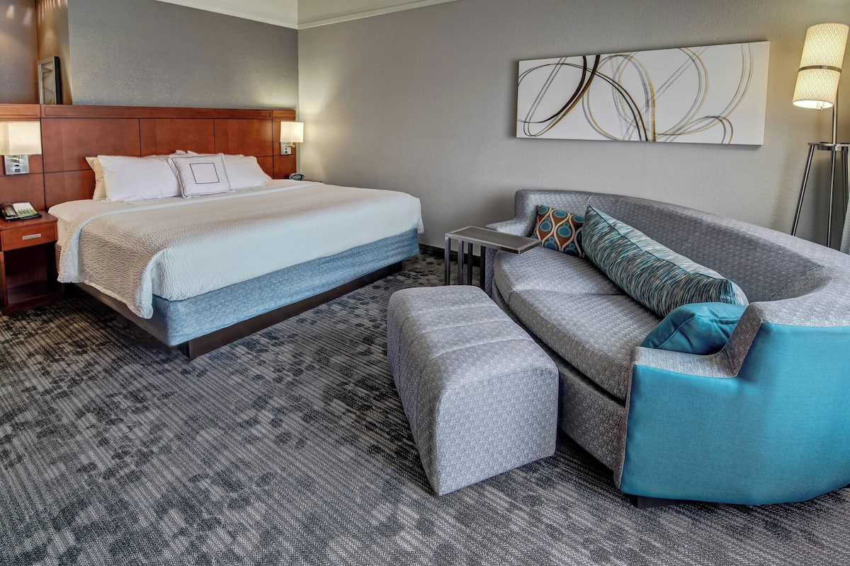 1 bedroom, hypo-allergenic bedding, desk, laptop workspace