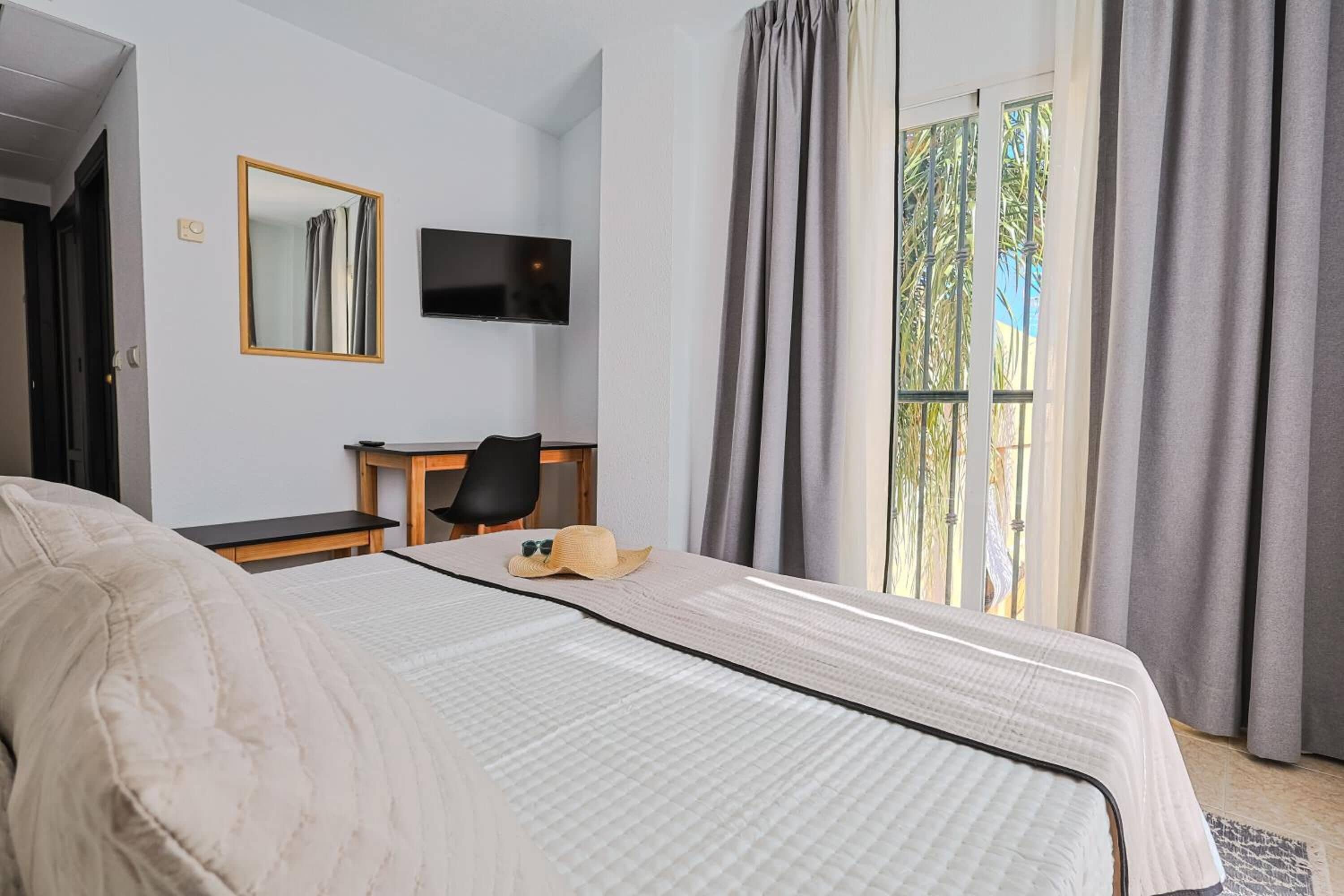 Odada kasa, ayrı ayrı döşenmiş, masa, dizüstü bilgisayar çalışma alanı 