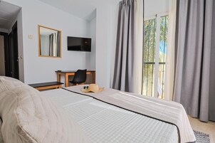 Caja de seguridad en la habitación, muebles diferentes y escritorio 