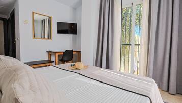 Caixa forta a l'habitació, mobiliari individual i escriptori