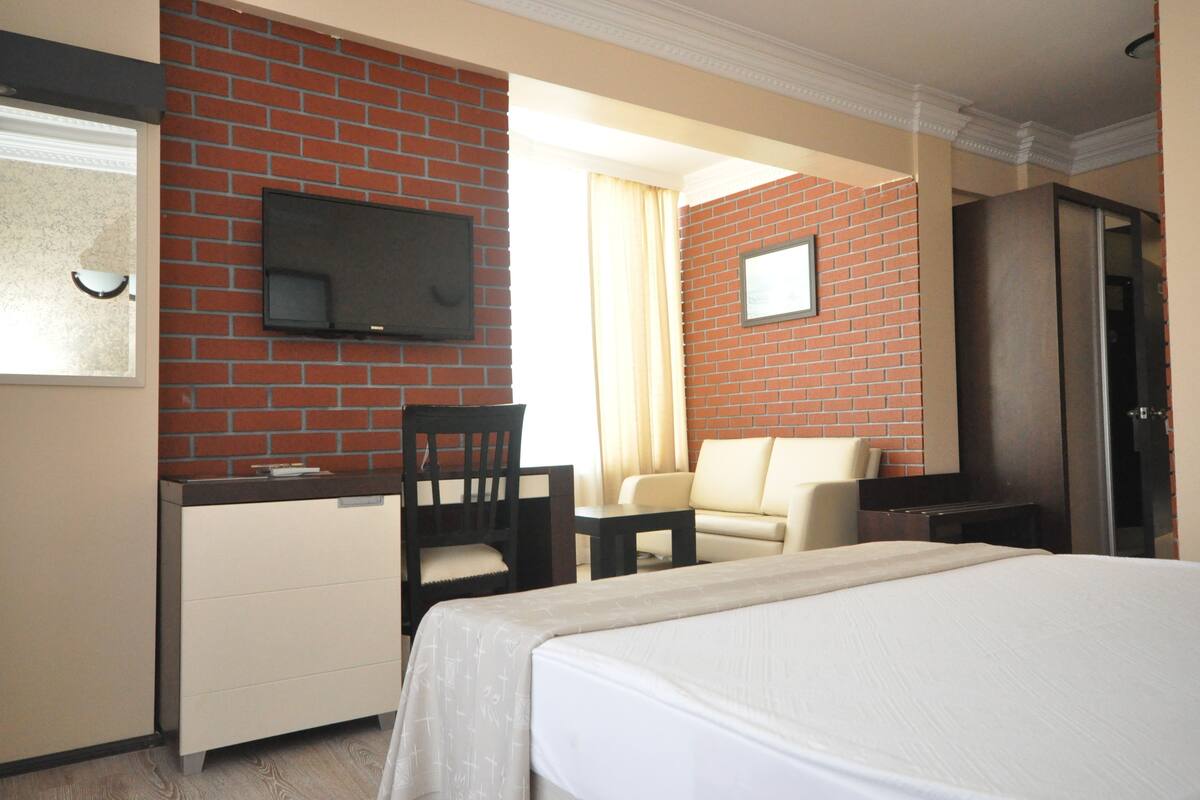 Comfort Room (Corner Room)