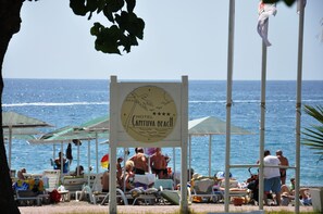 Yksityinen ranta, ilmaisia rantacabañoita, aurinkotuoleja