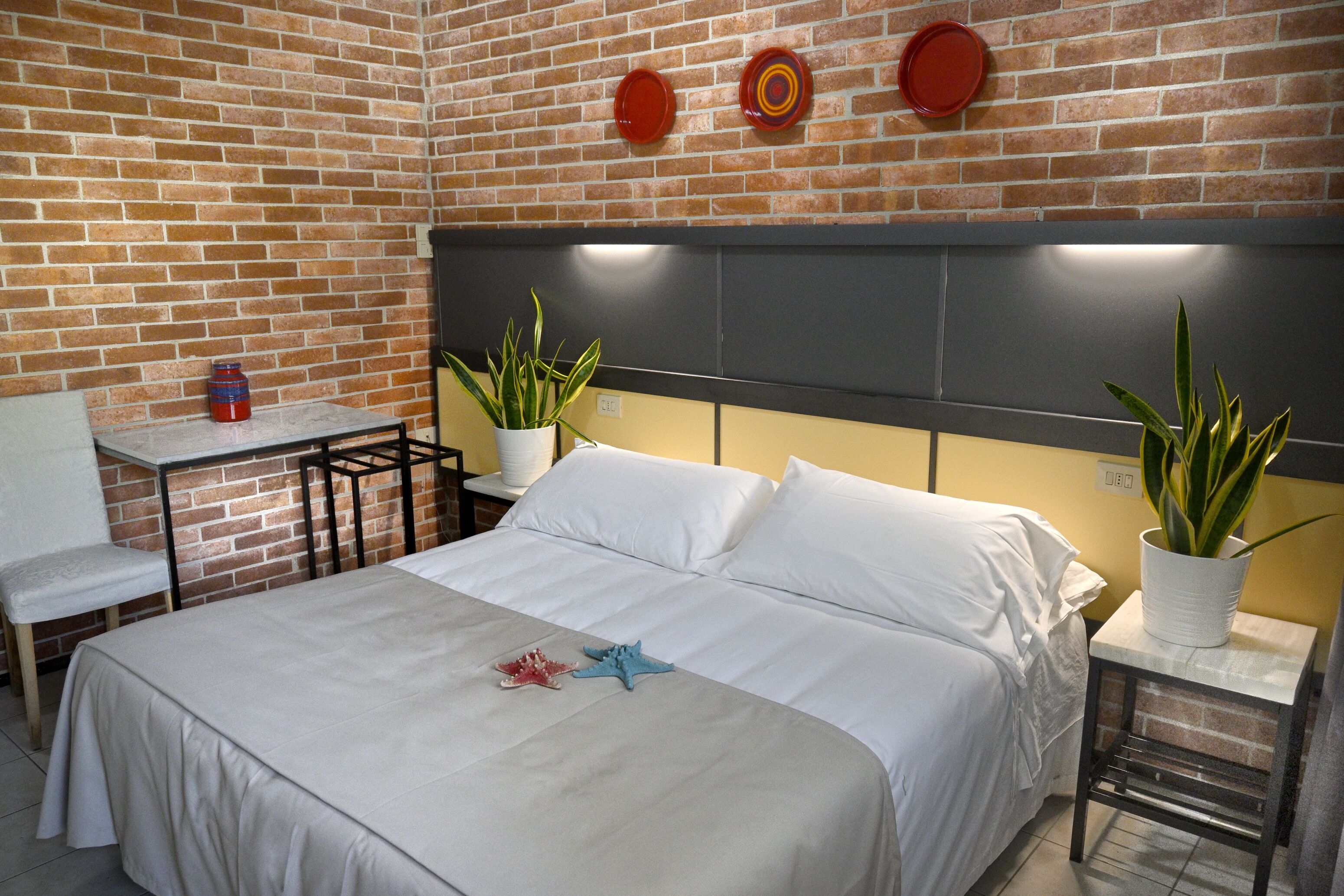 single room | minibar, in-room safe, desk, blackout curtains