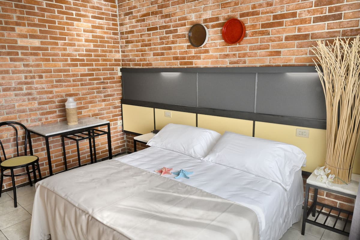 single room | minibar, in-room safe, desk, blackout curtains