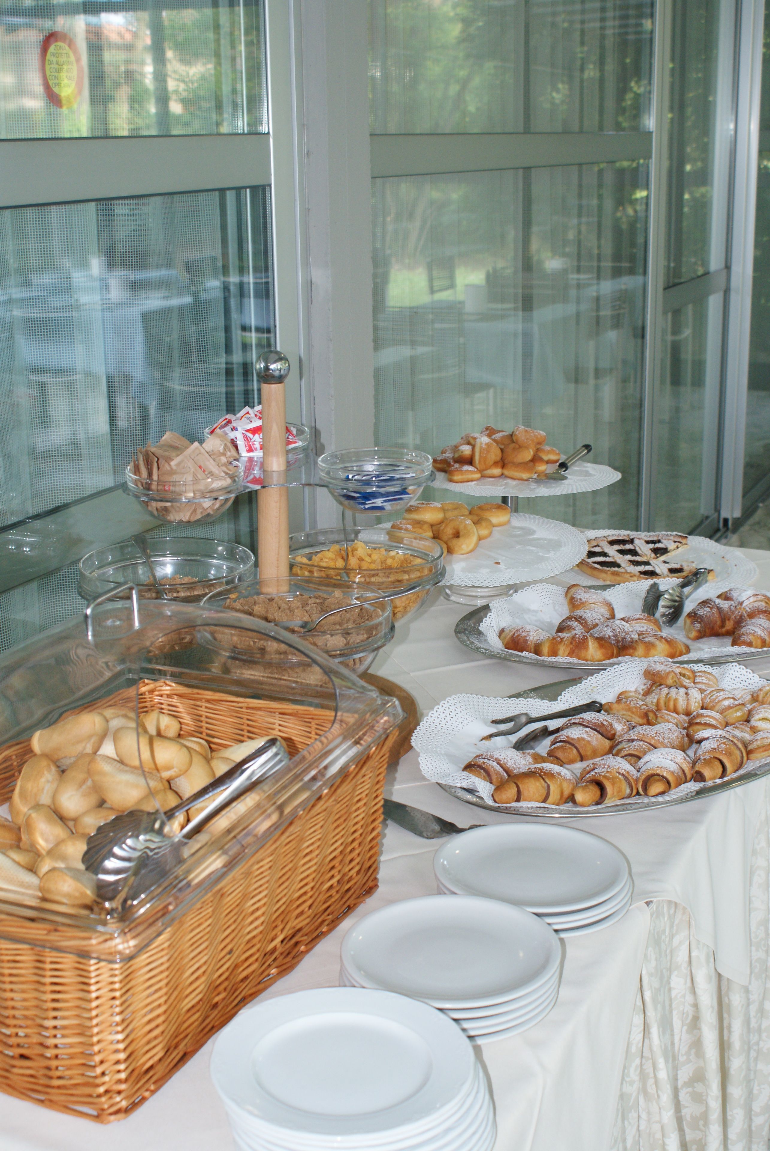 free buffet breakfast