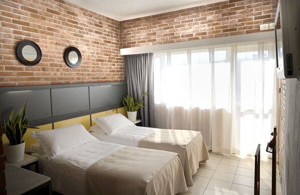 Double or Twin Room | Minibar, in-room safe, desk, blackout curtains - Hotel Marina (Massa)