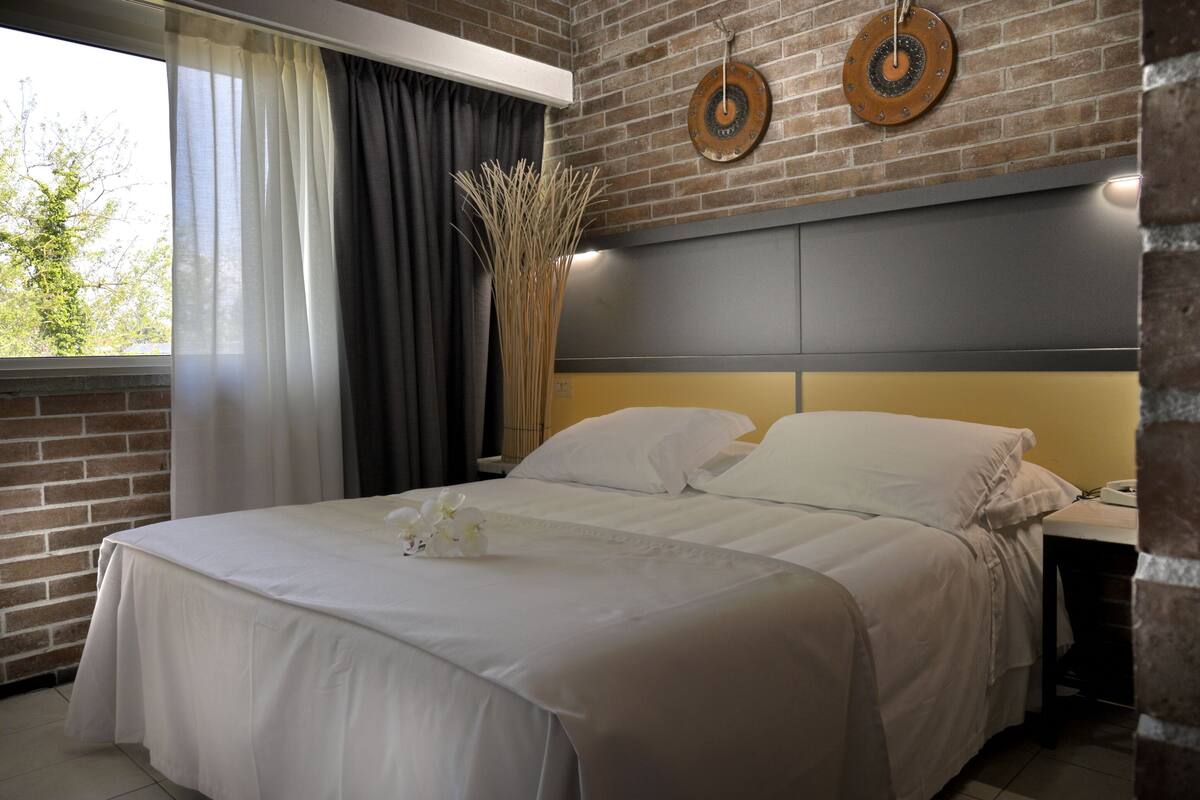 single room | minibar, in-room safe, desk, blackout curtains