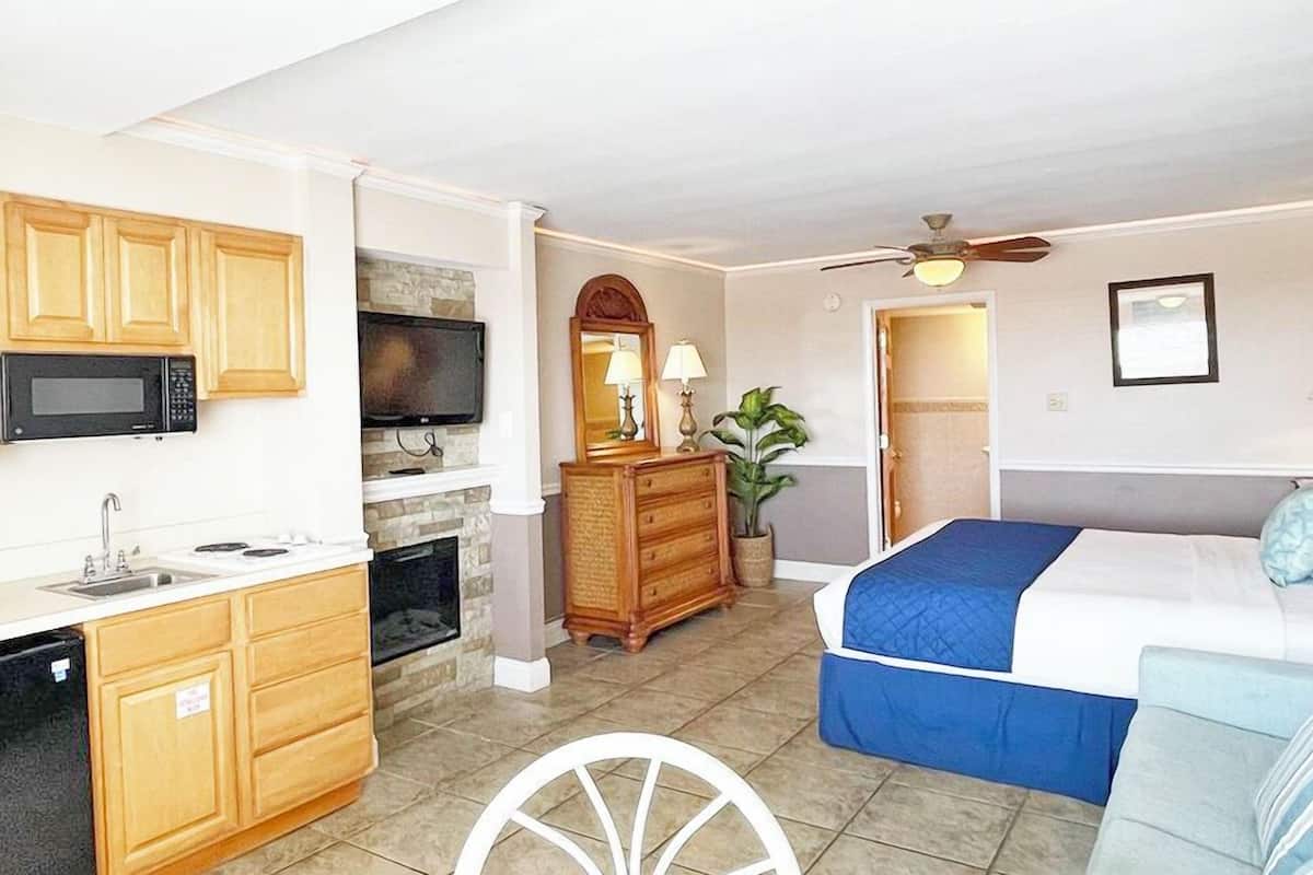 Deluxe Room, 1 King Bed with Sofa bed, Jetted Tub (INDIES) | Living area