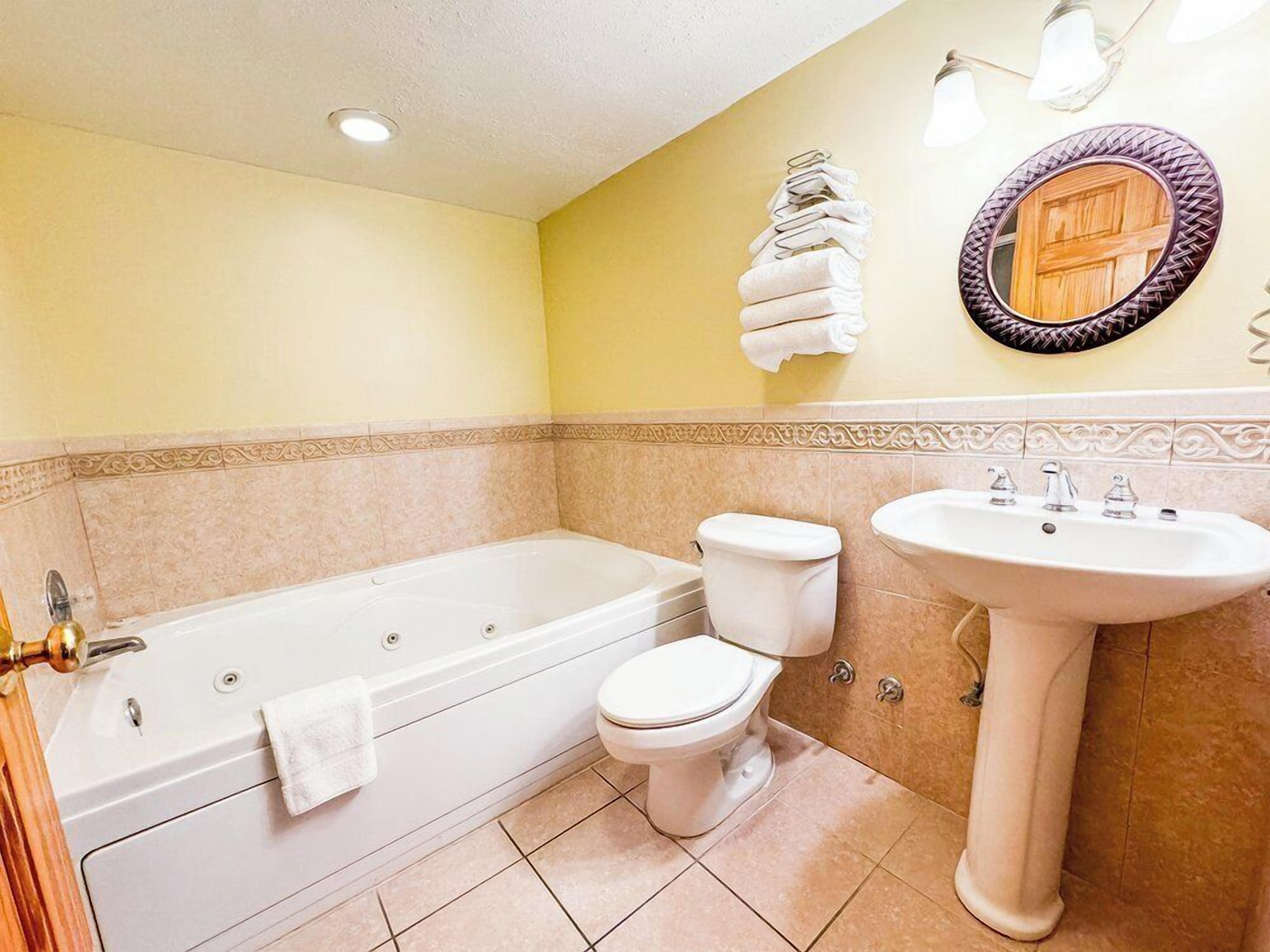 Ein Badezimmer mit Badewanne, Toilette und Waschbecken.