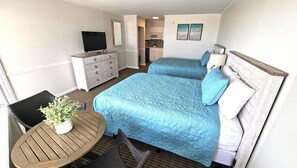 디럭스룸, 바다 전망 (JADE) | 거실 공간 | 위성 채널 시청이 가능한 32인치 평면 TV, TV