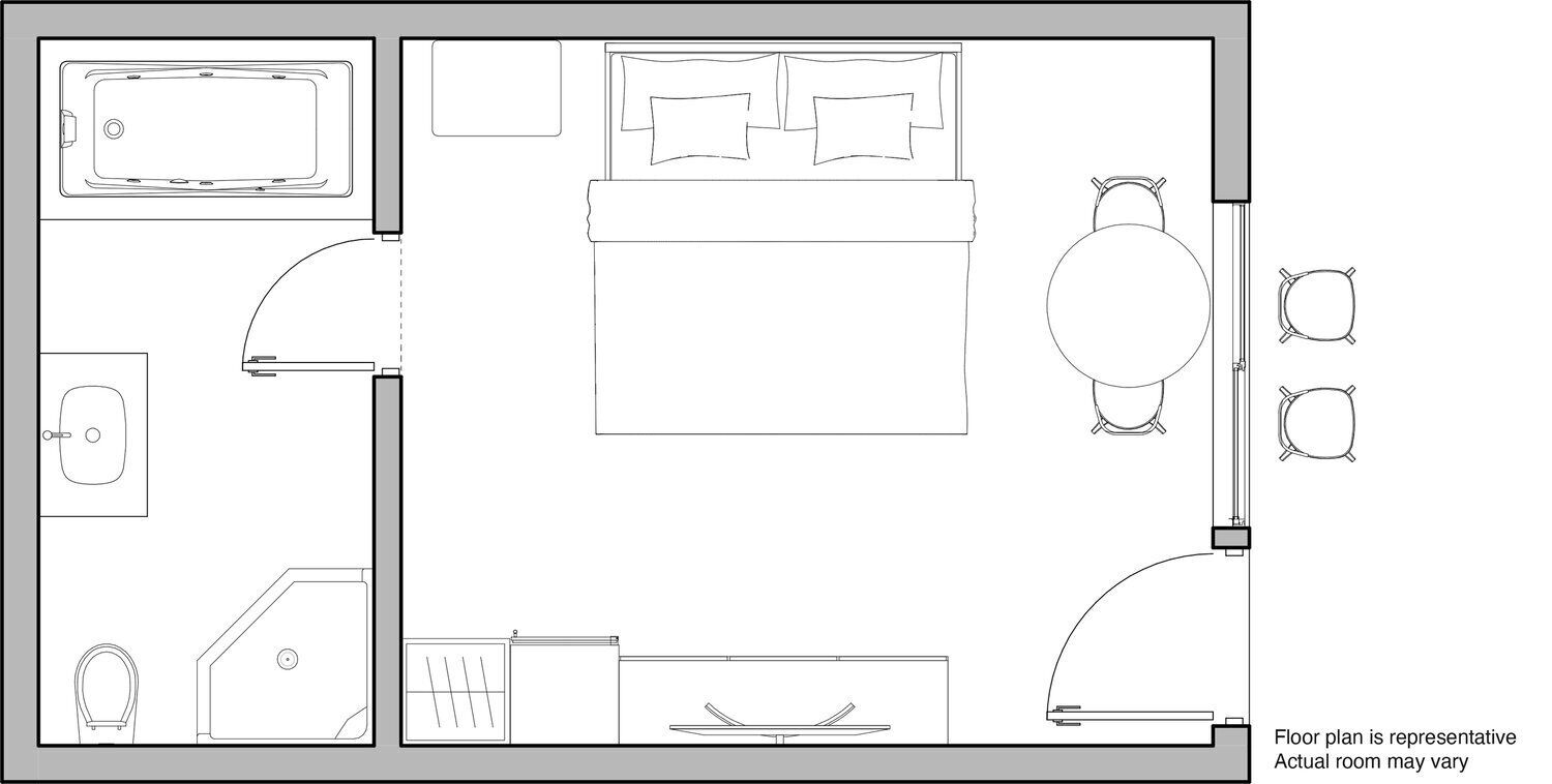 Plano de planta de una habitación de hotel con cama, escritorio, silla, mesita, espejo, lavabo e inodoro.