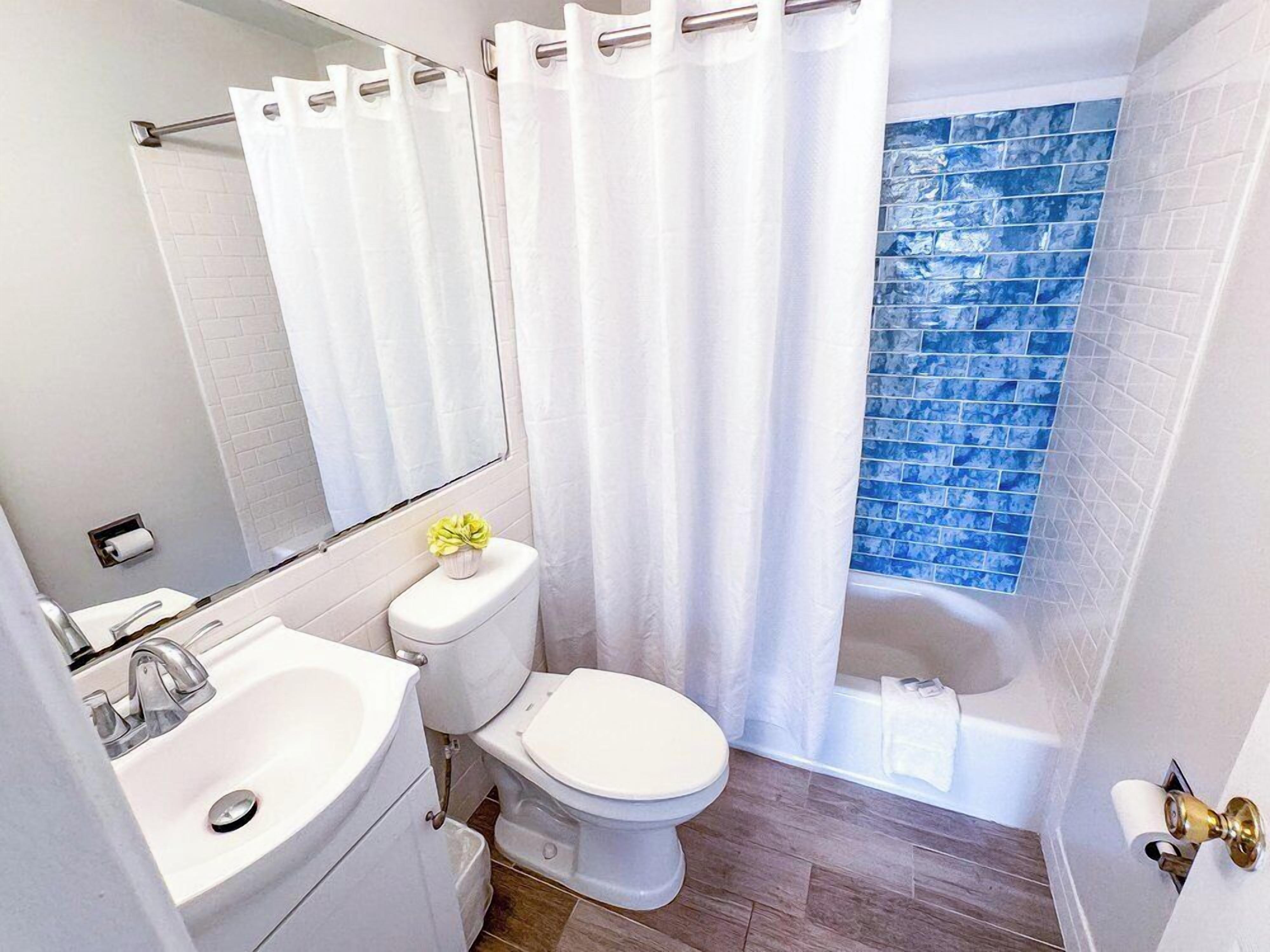 Ein Badezimmer mit Waschbecken, Toilette und Badewanne.