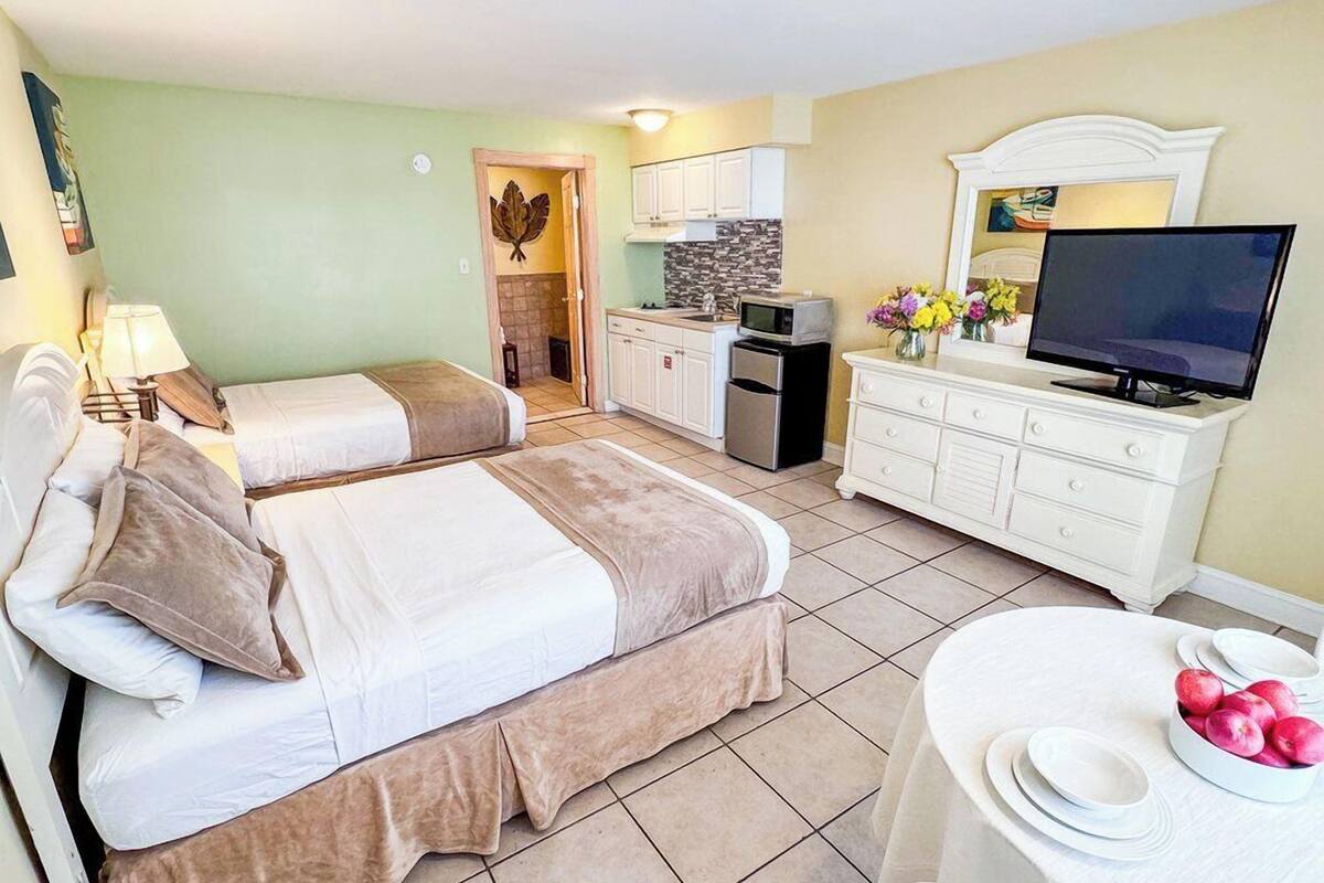 Deluxe Room, Pool View (CAYS) | Living area